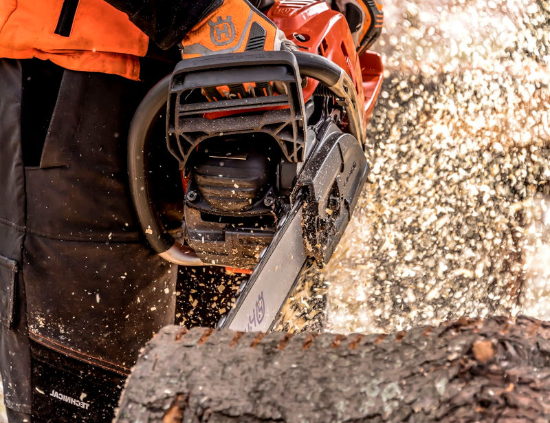 Is cutting wet wood bad for your chainsaw