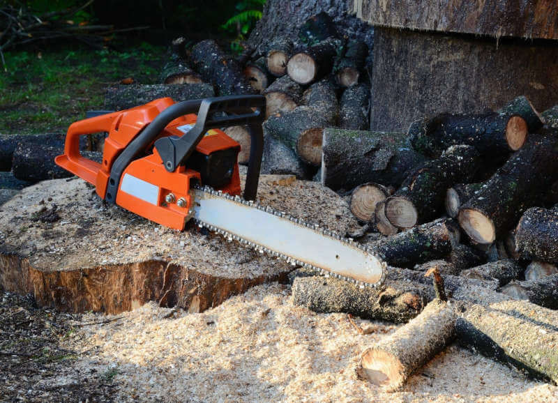 How do you perform a chainsaw compression test?